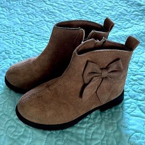 Cute tannish brown booties in Size 11 kids 🤎